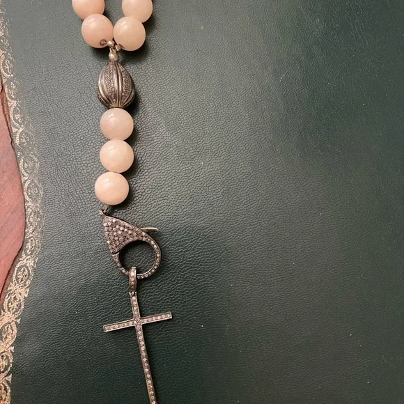 Pink jade pearl necklace with diamonds